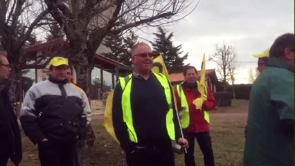 Puymoyen: manifestation d'agriculteurs devant la fédération des chasseurs