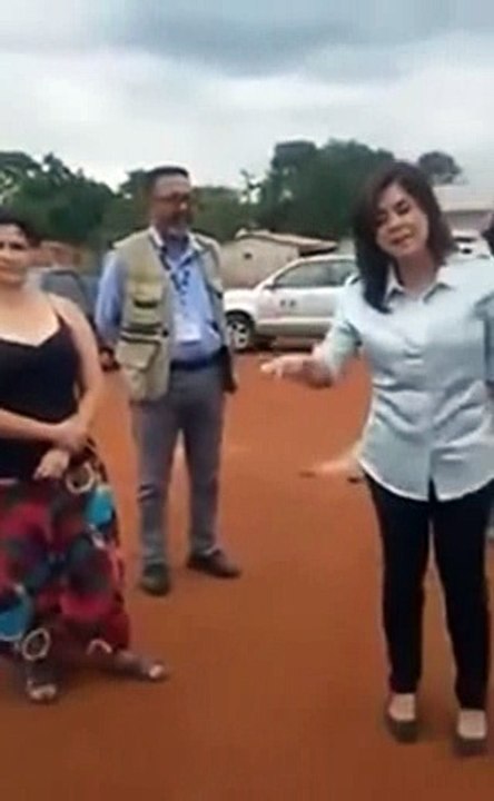 Repórter da Record se irrita e bate em entrevistada