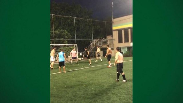 Safadão mostra faro de artilheiro e faz belo gol em pelada com os amigos
