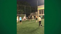 Safadão mostra faro de artilheiro e faz belo gol em pelada com os amigos