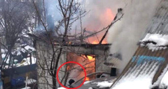 Zonguldak Evinde Çıkan Yangını Kar Atarak Söndürmeye Çalıştı