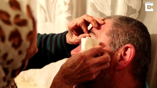 Une vieille dame soigne des gens en leur léchant le globe oculaire