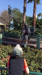 Disneyland : Boba Fett tire sur un enfant
