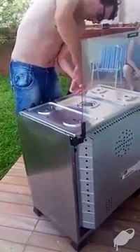 Un couple entend des bruits étranges dans la cuisinière du jardin !