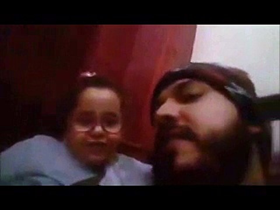 كريم الغربي يعلم في طفلة صغيرة كلمة _مستوصف_