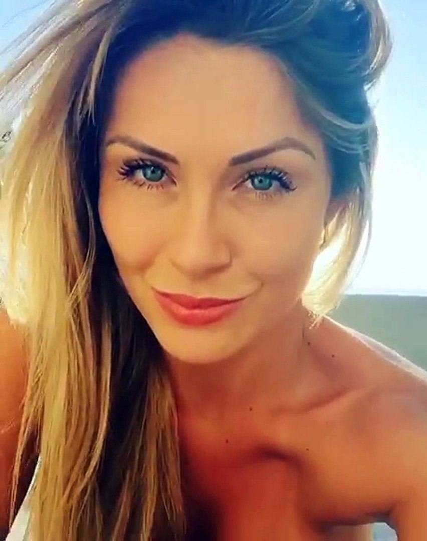 Novinha Linda Se Mostrando E Mostrando A Paisagem