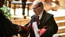 Dopo la laurea ad honorem, Ennio Morricone si siede al pianoforte e commuove tutti