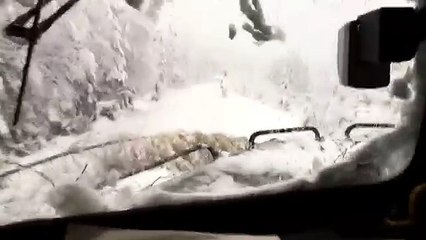 Quand un train de marchandise roule après une grosse tempête de neige !