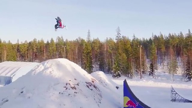 Il devient le 1er homme au monde à réussir un double backflip en motoneige