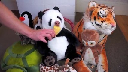 Игрушечная панда ест мороженое