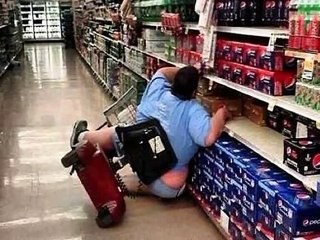 Les internautes se moquent de sa chute dans un supermarché, parce qu’elle est obèse 4 ans après, elle prend sa revanche