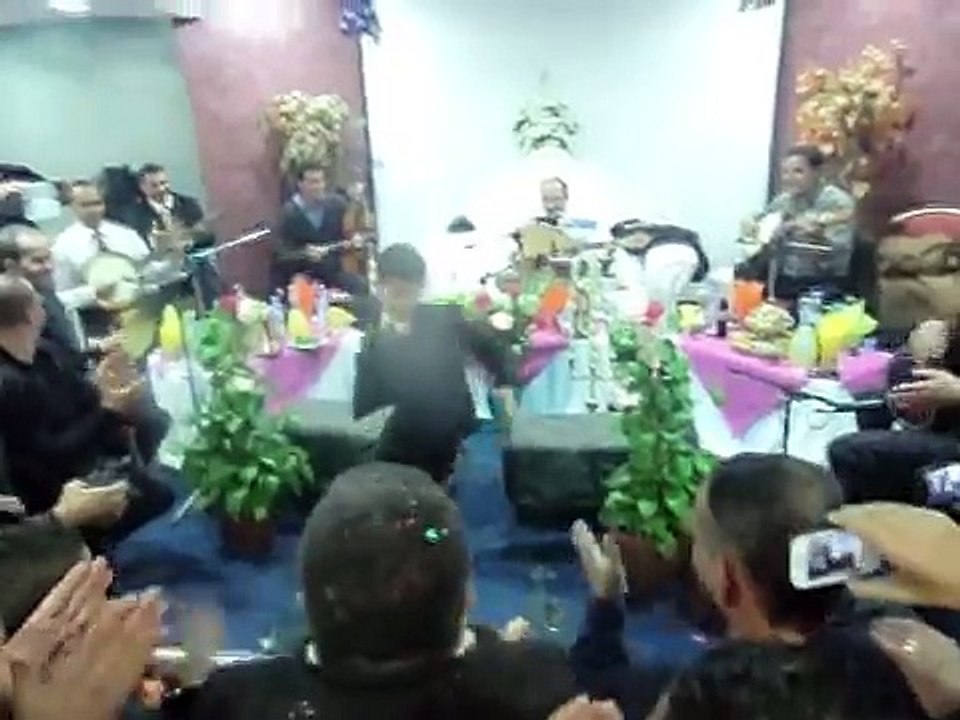 un petit garcon dance avec el hadi de kamel bourdib a bejaia