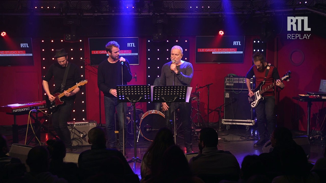 Cyril Mokaiesh interprète avec Bernard Lavilliers "La loi du marché" dans "Le Grand Studio RTL"