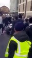 يهود لندن يعتدون بالضرب المبرّح على شرطي أسود سجل مخالفة ضد أحدهم