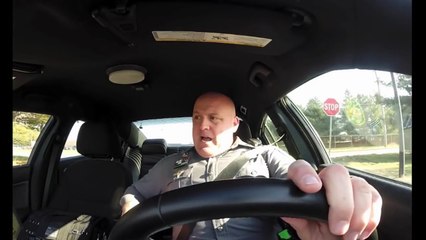 Ce policier s’installe dans sa voiture et réalise une grosse surprise !