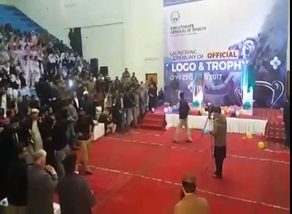 Imran Khan Ke Stage Par Aate Hi Shahid Afridi Bahir Chale Gaye