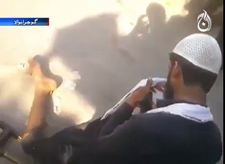 Beggar caught using Facebook on smartphone in Gujranwala