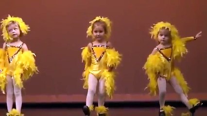 Танец маленьких  желтеньких цыплят  Угарное видео!!!