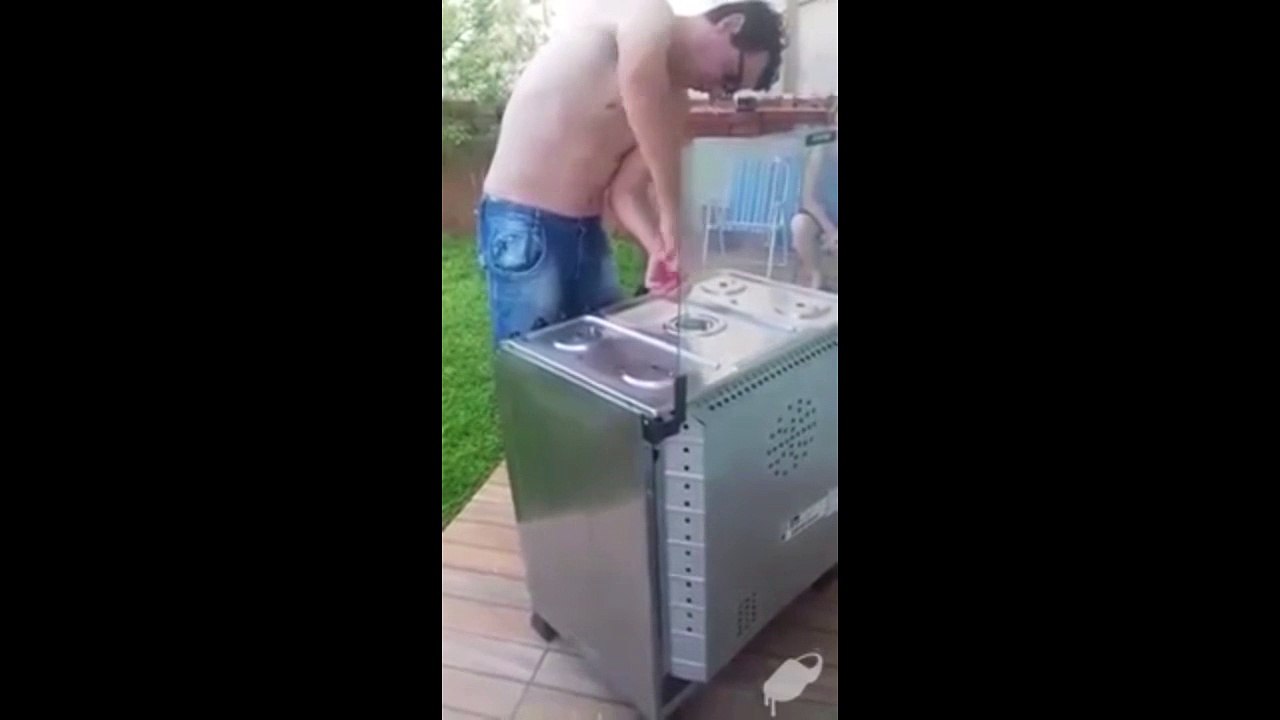 Regardez ce qu'ils trouvent dans la cuisinière du jardin... Flippant!