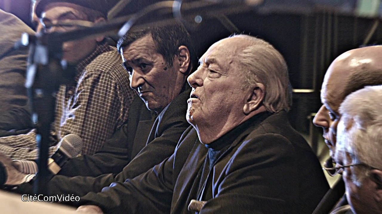 Jean-Marie Le Pen gravit les marches de la Salle Bleue