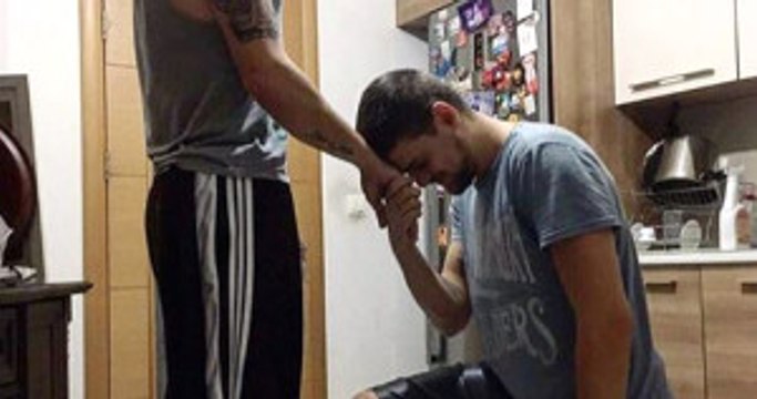 Yaz Dizilerinin Yeni Gözdesi Diz Çöküp Arkadaşının Elini Öptü