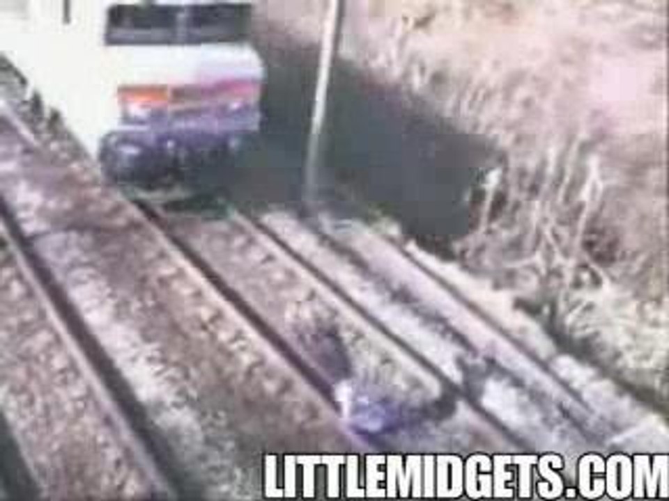 un gro fou ki provoque un train