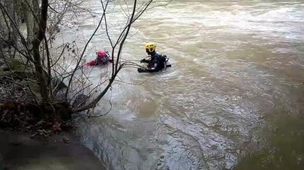Dijon : des recherches des pompiers dans l'Ouche...
