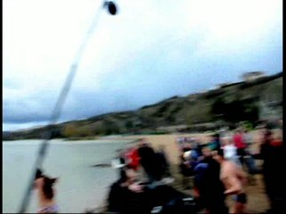 Dijon : Ils sautent dans l'eau glacee du lac...