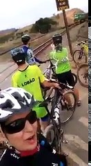 -Funny Pranks - Funny Videos - Funny Fails - Funny Videos - Videos De Risa -Tente não rir 2017-PERDENDO A BICICLETA PRO TREM