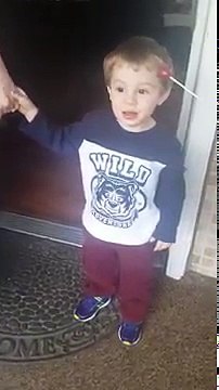 La réaction de ce petit garçon qui découvre qu'il a quelque chose dans les cheveux est adorable