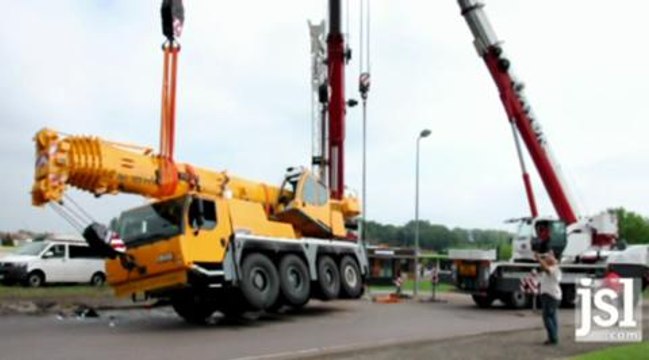 Quatre heures pour relever la grue mobile de 70 tonnes...