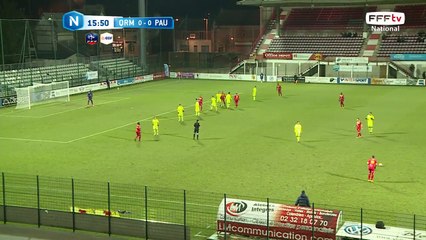 Coup franc directement sur la défense de Pau
