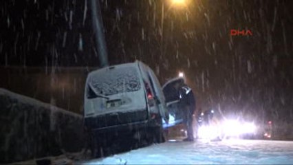 Karabük - Karlı Yolda Kontrolden Çıkan Araç Direğe Çarptı 2 Ölü 1 Yaralı