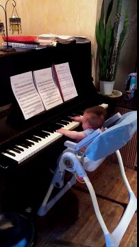 Прикол ! Шести месячный малыш поет и играет на пианино !