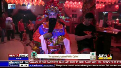 Imlek, Warga Tionghoa Bagikan Angpao di Kelenteng Boen San Bio