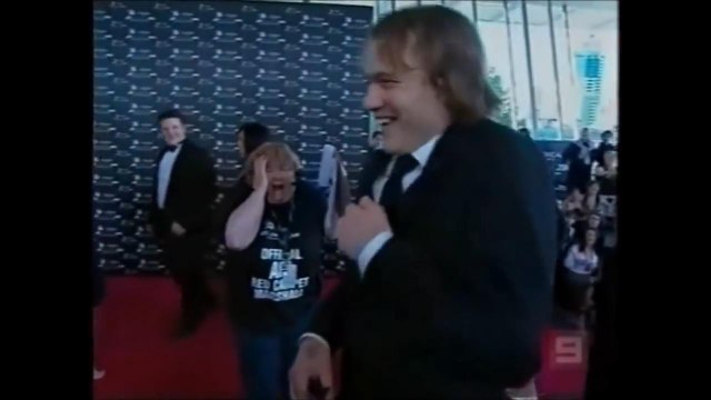 Heath Ledger kisses fan - Bale wins the day