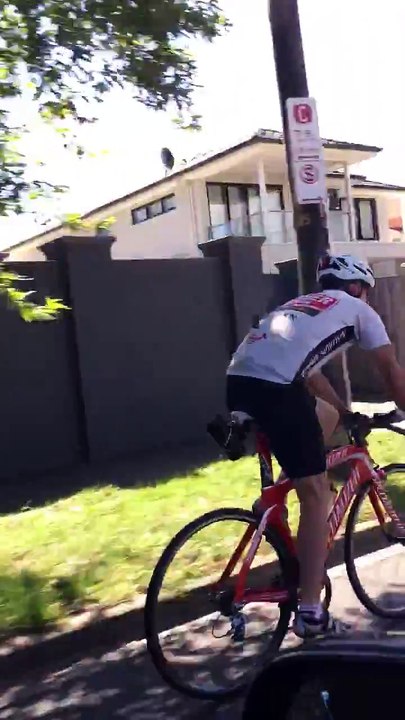 Grand moment de fun entre des gars en voiture et un cycliste assoiffé.. Bonne ambiance
