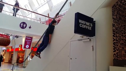 Prendre un escalator avec style... Ok!