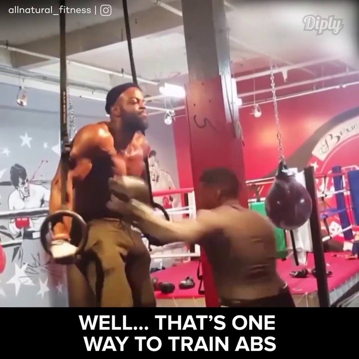 Son entrainement est dingue : abdos d'acier!