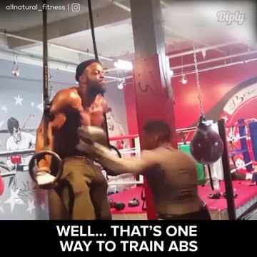 Son entrainement est dingue : abdos d'acier!
