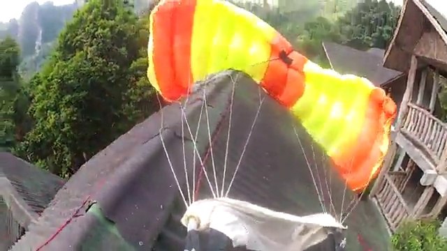 Un saut en base jump qui se termine sur un toit...
