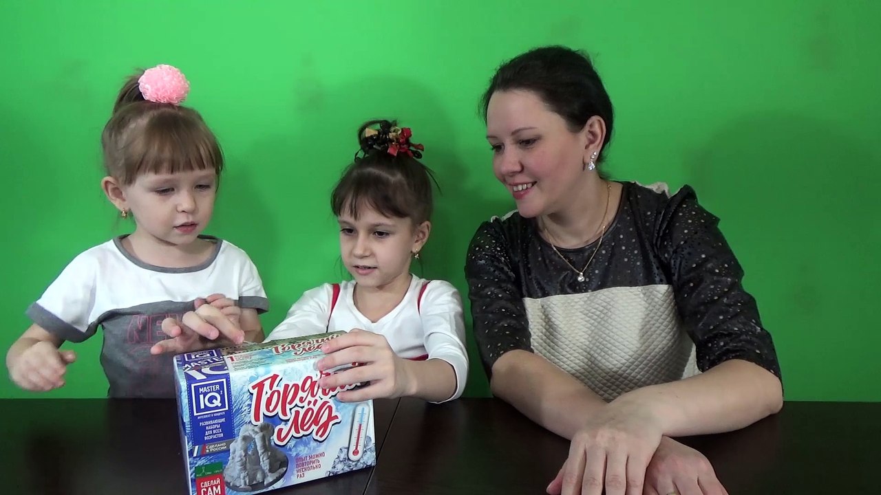 Маме обожгло руку горячим льдом. Как лед может быть горячим.