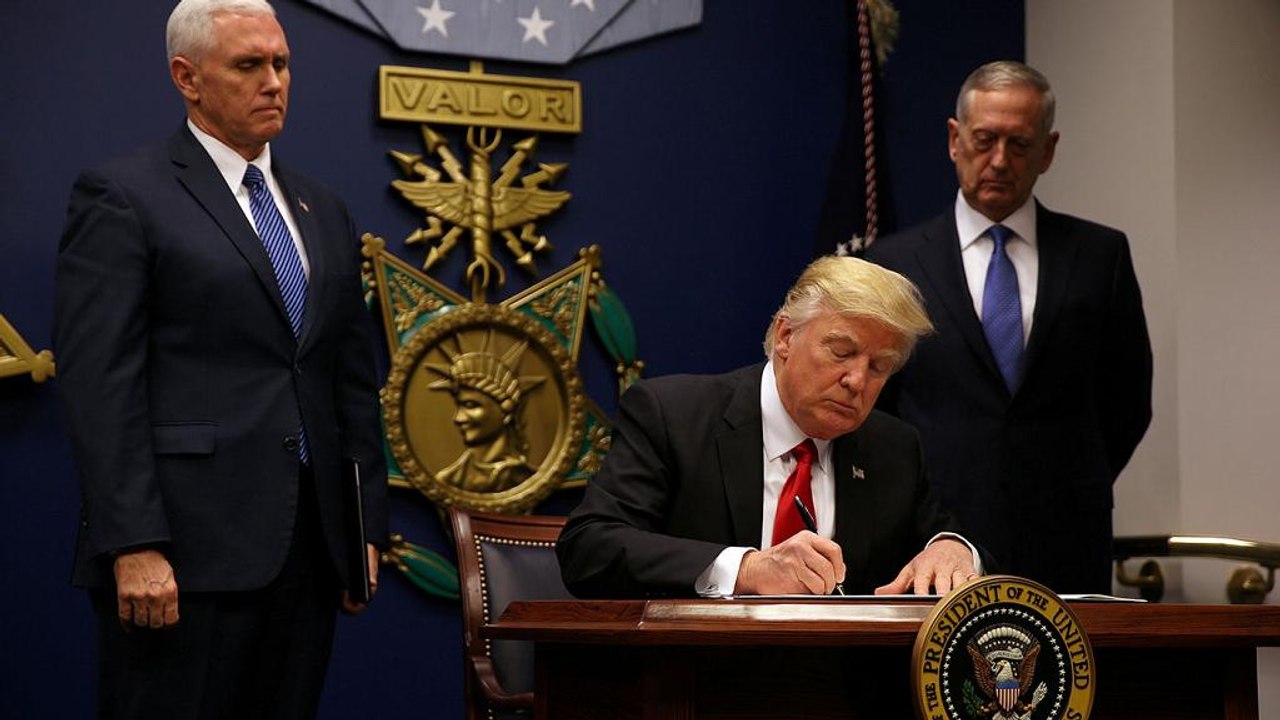 США: Трамп призупиняє прийняття біженців