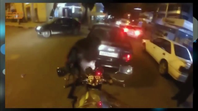 Бабы за рулем! Тёлка читает книгу за рулём!