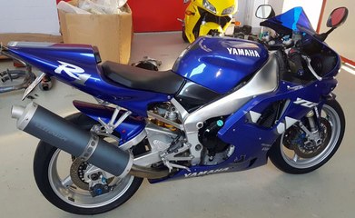YAMAHA R1 FROM ORIGINAL TO MOTOGp REPLICA STICKERS PROJECT PART 7