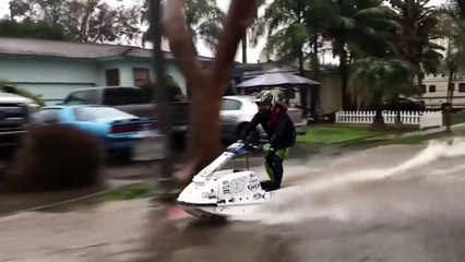 En moto de agua en las calles de Los Angeles