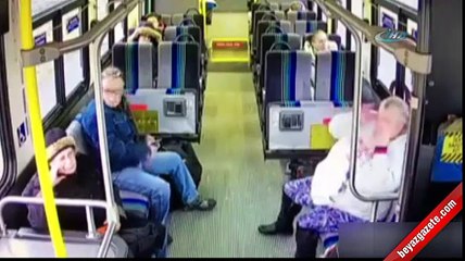 Kamyonet otobüsün içine girdi!