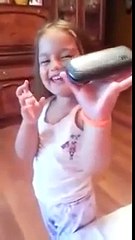 маленькая девочка красиво строит глазки!