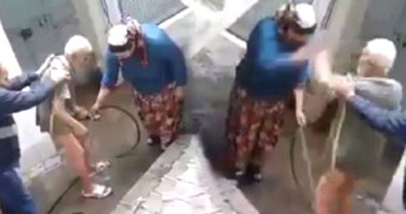 Altını Kirleten Alzheimer Hastasını Bahçede Soğuk Suyla Yıkadı