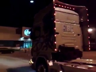 Четкий дрифт на грузавеке Скания нарезает!